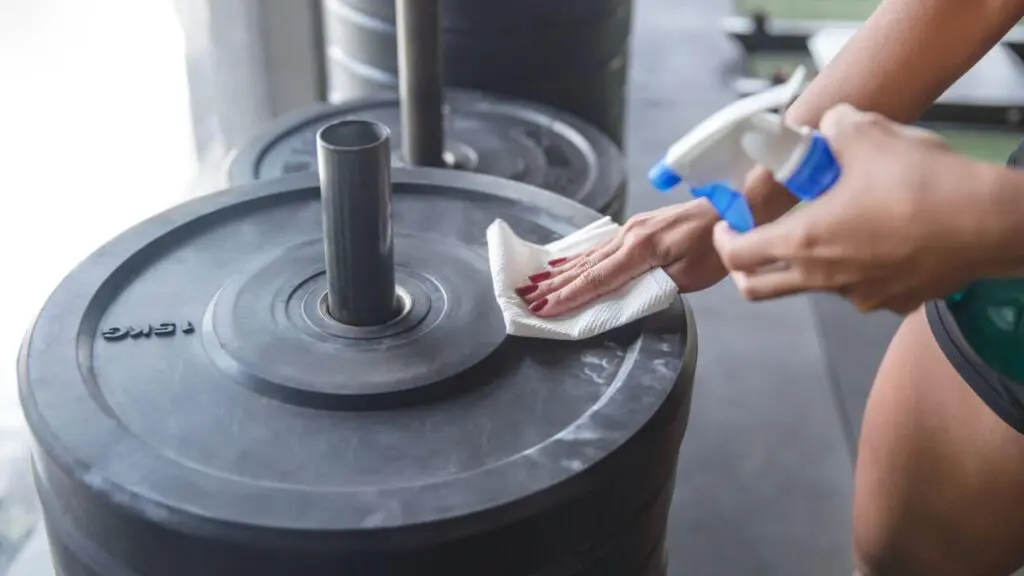 Cleaning bumper plates with bumper cleaning liquids