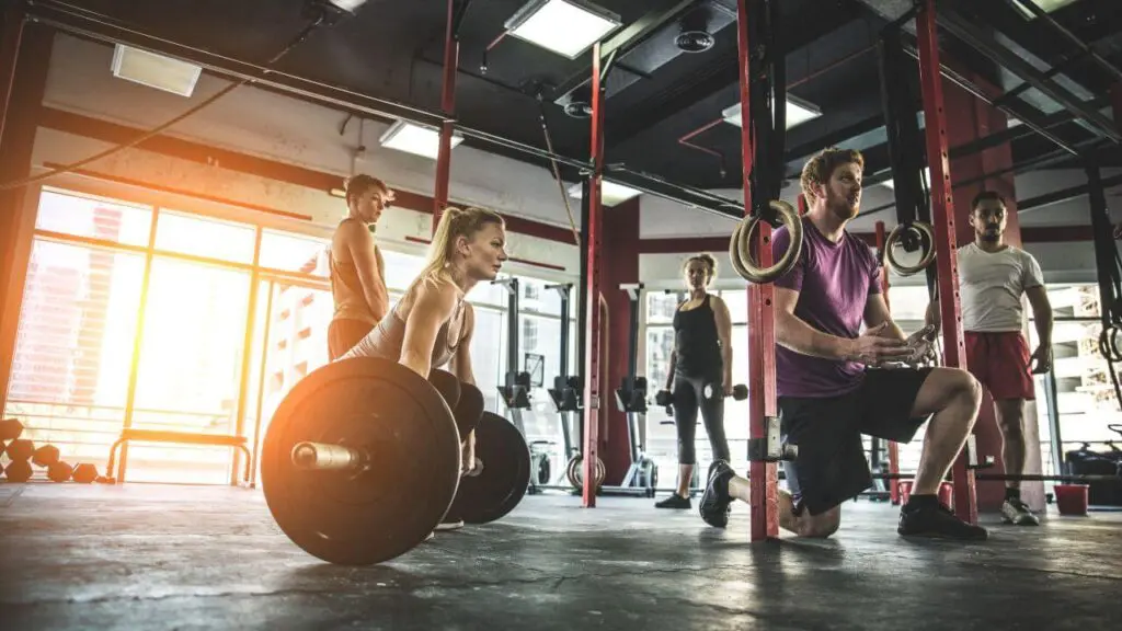 People doing CrossFit in a commercial gym.