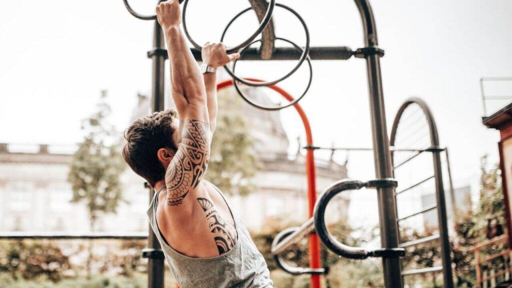 Man does mixed grip pull ups.