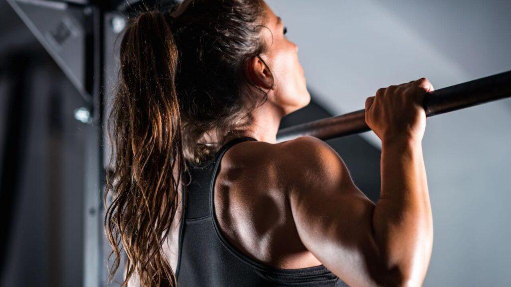 Woman demonstrating a proper pull up Technique