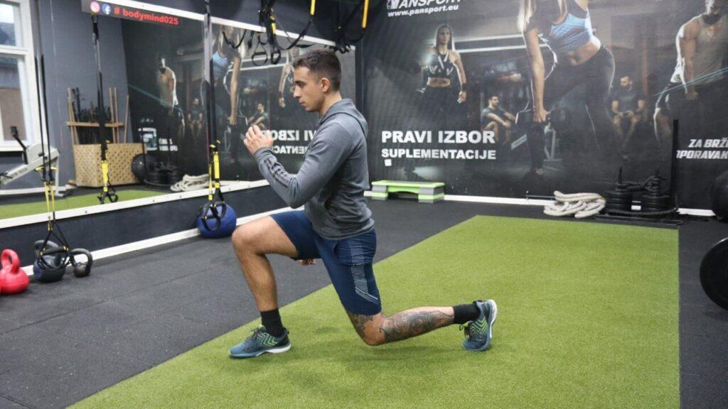 Radomir performs reverse lunges.