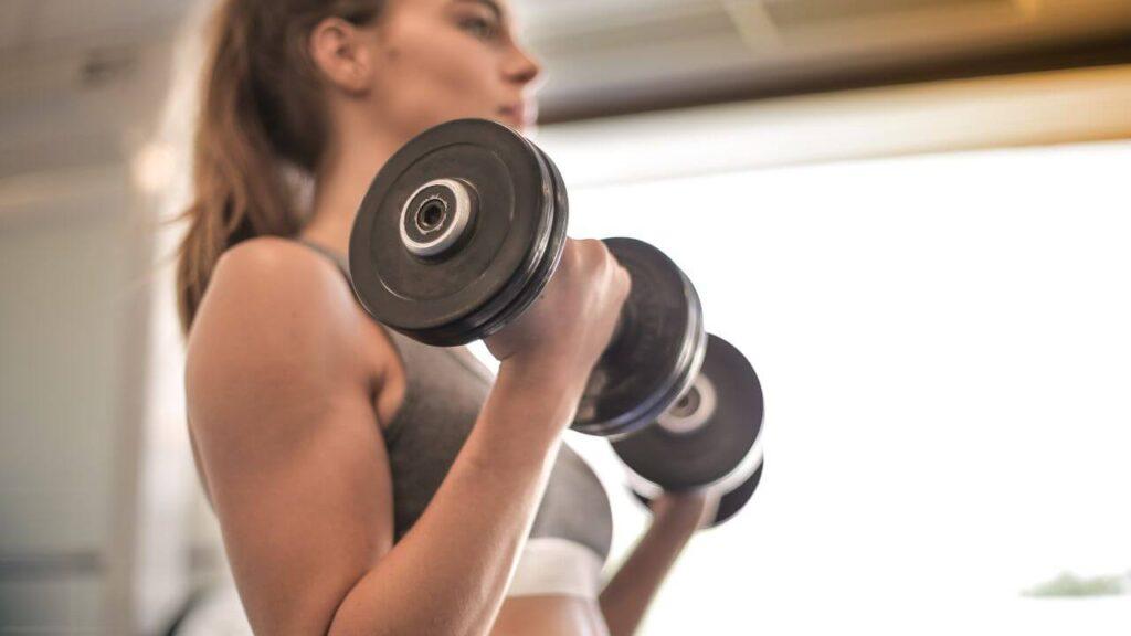 Woman holding dumbbells in the gym.