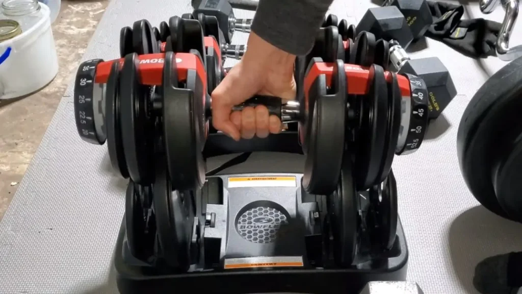 The image shows a Bowflex Selecttech 552 and its handle while I hold it so the reader can determine how ergonomic this dumbbell is.