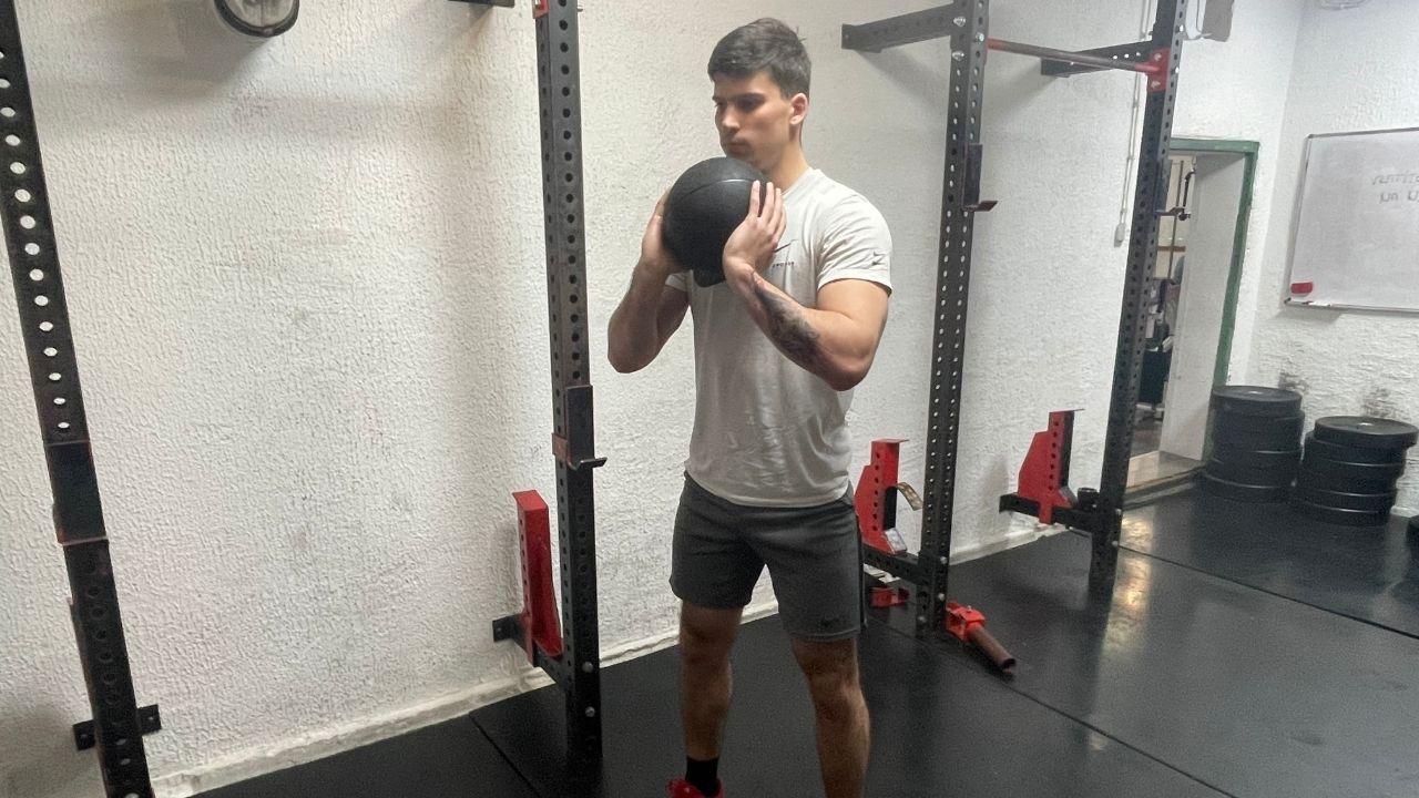 How to Do a Medicine Ball Clean: Muscles Worked, Benefits, and ...